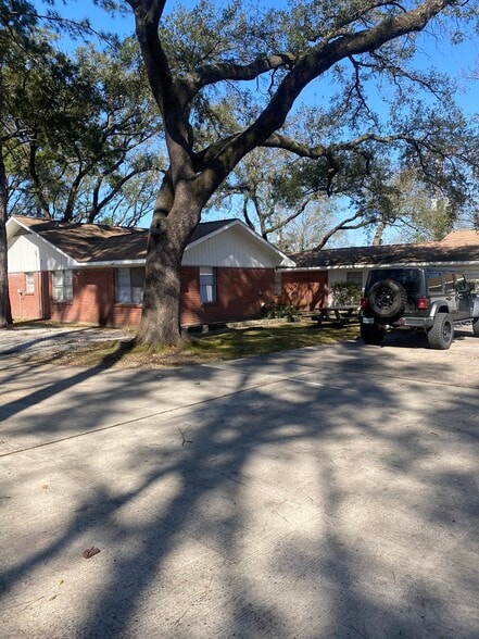 More Photos Of 8614 Veterans Memorial Dr, Houston Distribution For Sale