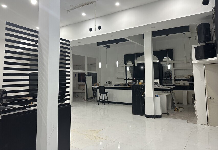 More Photos Of 360 NW 71st St, Miami Flex For Sale