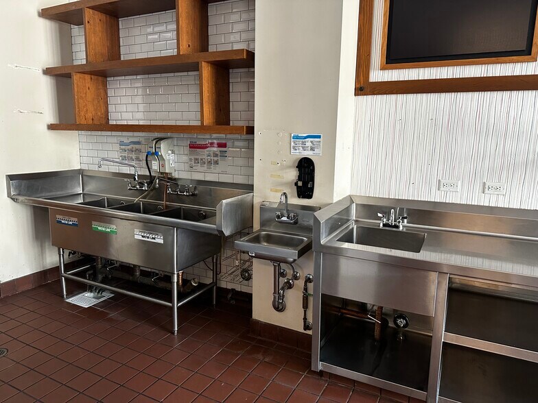 More Photos Of 45 Rincon Dr, Camarillo General Retail For Lease