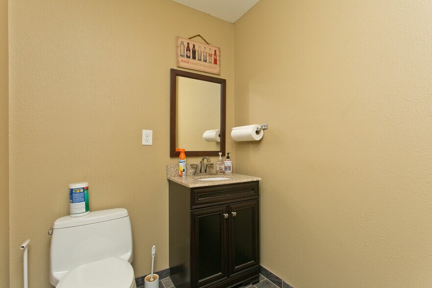 More Photos Of 1325 Middle St, Honolulu Warehouse For Lease