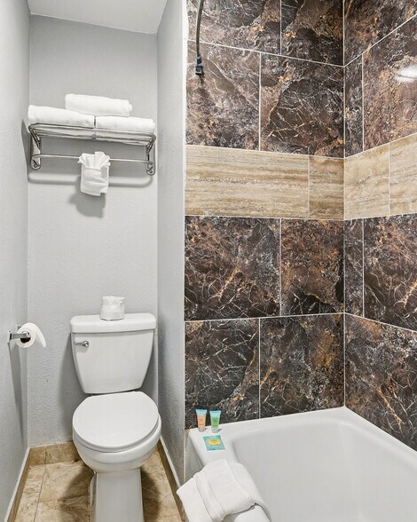 More Photos Of 91 E Main St, Bicknell Hotel For Sale