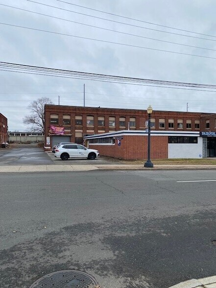 More Photos Of 1313 Connecticut Ave, Bridgeport Light Distribution For Lease