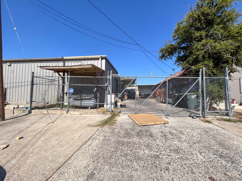 More Photos Of 1401 Guatemozin St, Laredo Warehouse For Sale