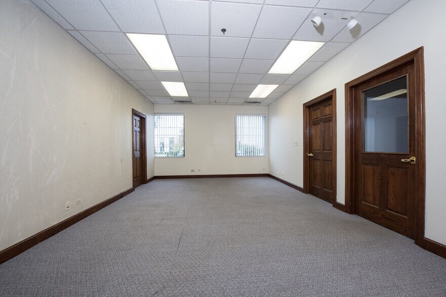 More Photos Of 1230 Karl Ct, Wauconda Light Distribution For Lease