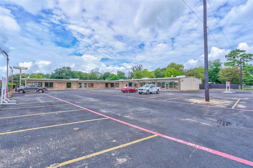 More Photos Of 1301-1309 Sandy Ln, Baytown General Retail For Sale