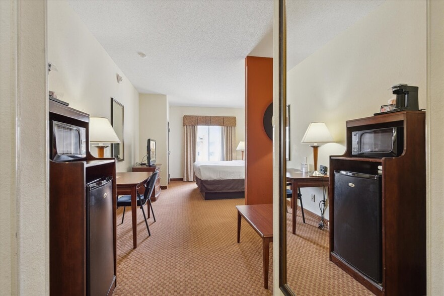 More Photos Of 2750 Fortune Cir W, Indianapolis Hotel For Sale