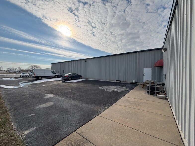 More Photos Of 4331 W CALHOUN St, Springfield Industrial For Lease