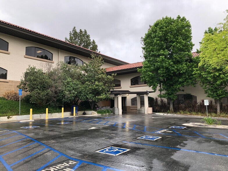 More Photos Of 29525 Canwood St, Agoura Hills Medical For Lease