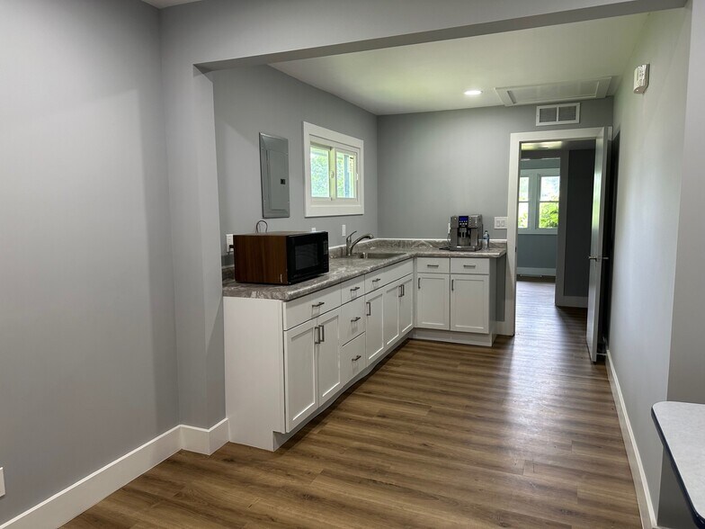 More Photos Of 711 N 1st St, Dekalb Office For Lease