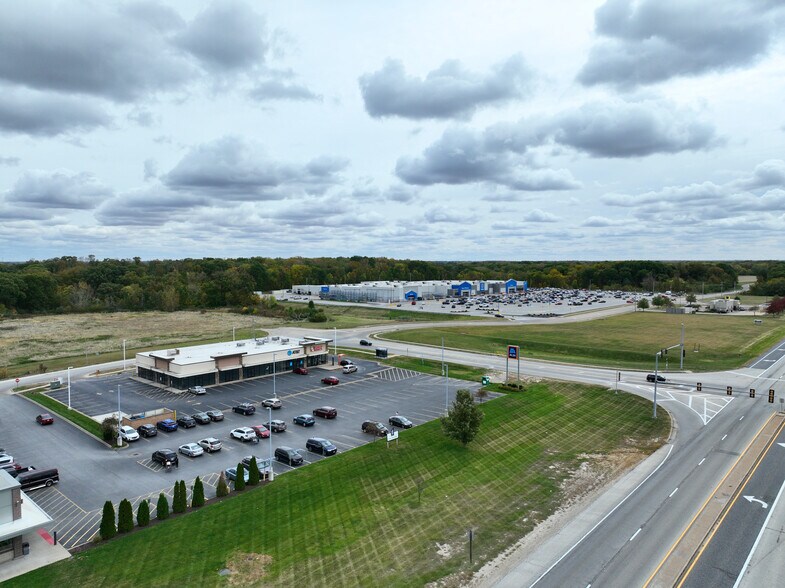 More Photos Of 1210 18th St, Silvis Freestanding For Lease