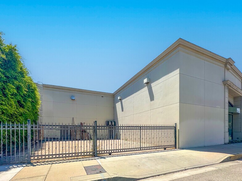 More Photos Of 370-372 N Robertson Blvd, West Hollywood Storefront For Lease