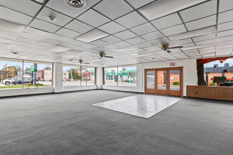 More Photos Of 222 W Main Cross St, Taylorville Showroom For Sale