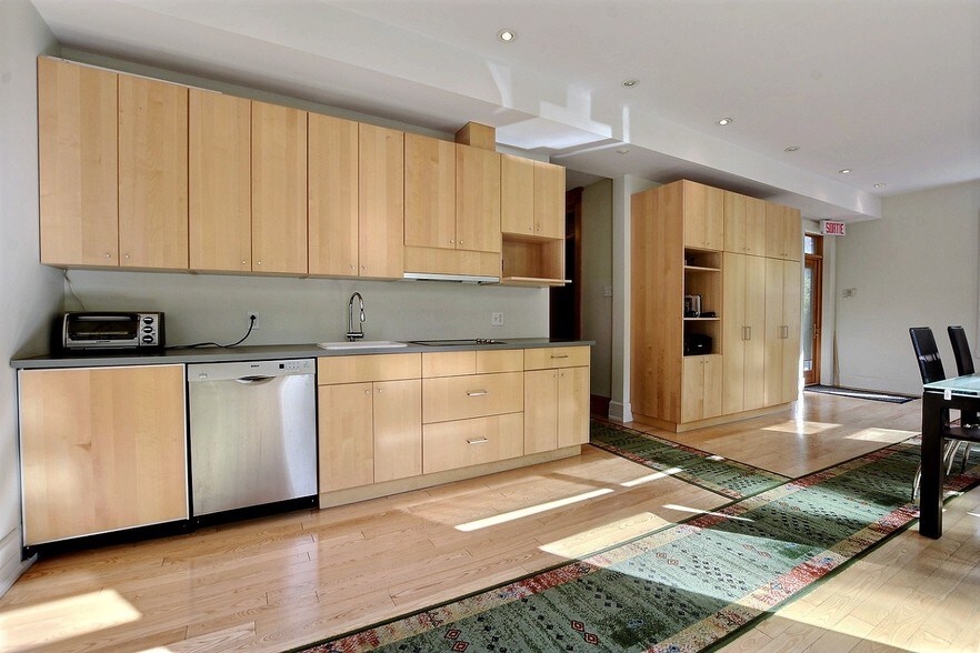 More Photos Of 510-512 Décarie Boul, Saint-Laurent Loft Creative Space For Sale