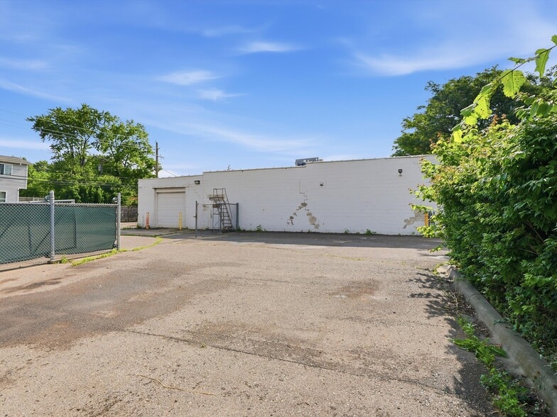 More Photos Of 832 W 11 Mile Rd, Madison Heights Warehouse For Sale