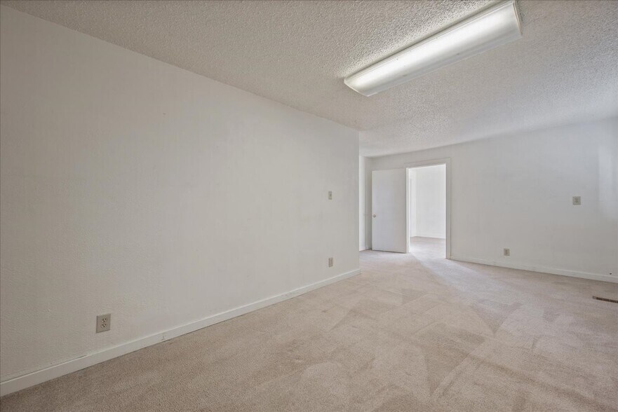 More Photos Of 1501 Carbon Ave, Cheyenne Office For Lease