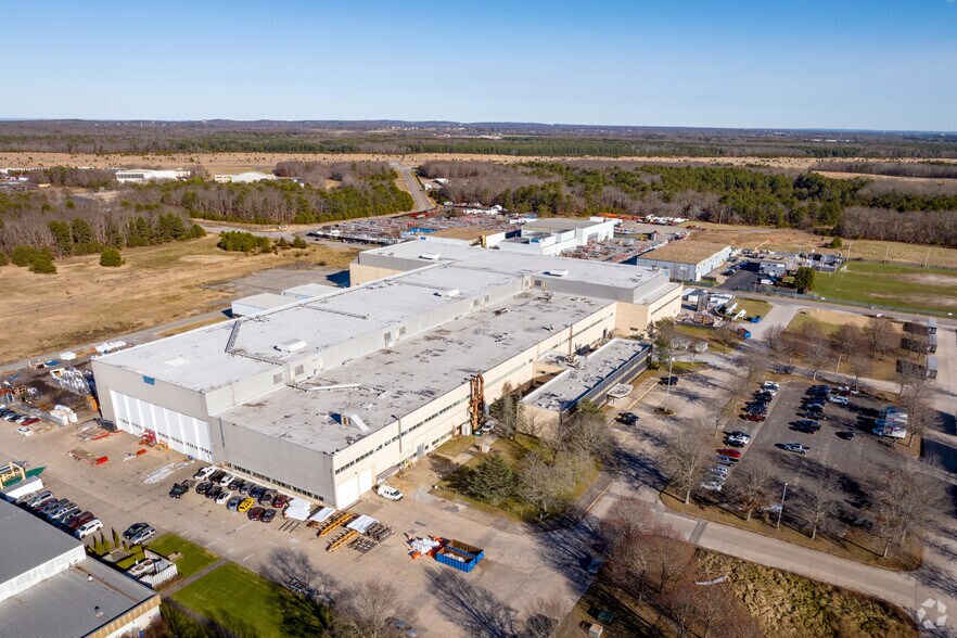 More Photos Of 368 Burman Blvd, Calverton Warehouse For Lease