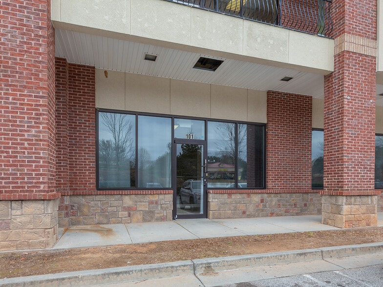 Primary Photo Of 8052 Mall Pky, Lithonia Medical For Lease