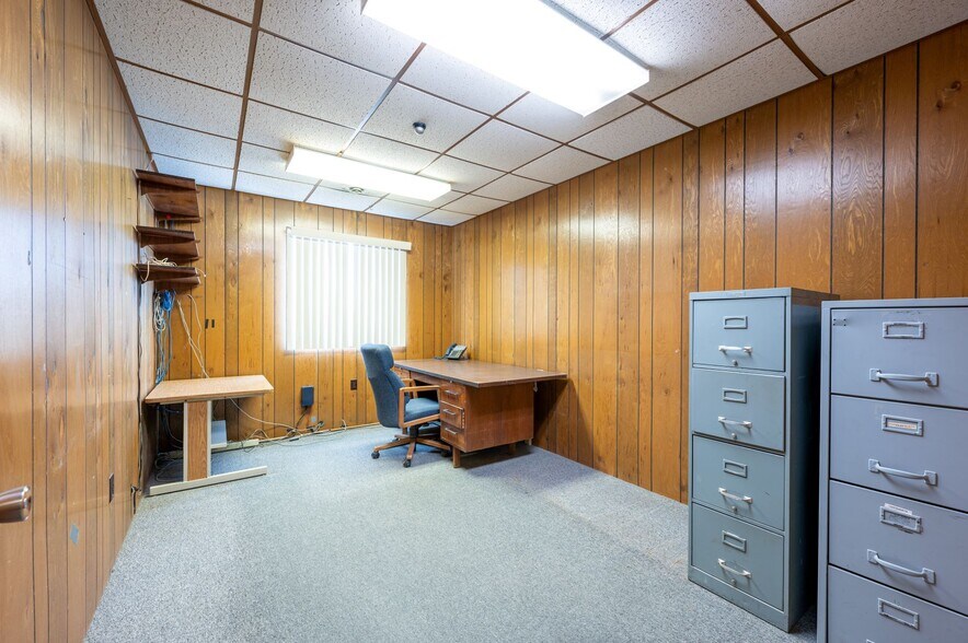 More Photos Of 701 N K Ave, Vinton Industrial For Sale
