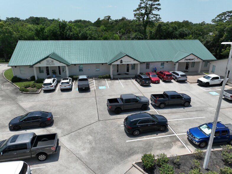 More Photos Of 1110 S Friendswood Dr, Friendswood Unknown For Lease