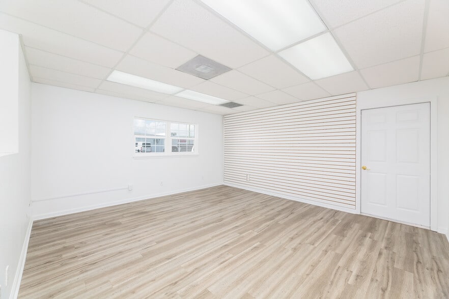 More Photos Of 128 Tomahawk Dr, Indian Harbour Beach Warehouse For Lease