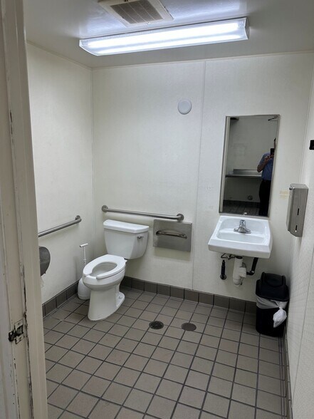 More Photos Of 3902 Pacific Coast Hwy, Torrance Unknown For Lease