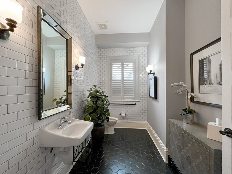 More Photos Of 829 NW 19th Ave, Portland Office For Sale