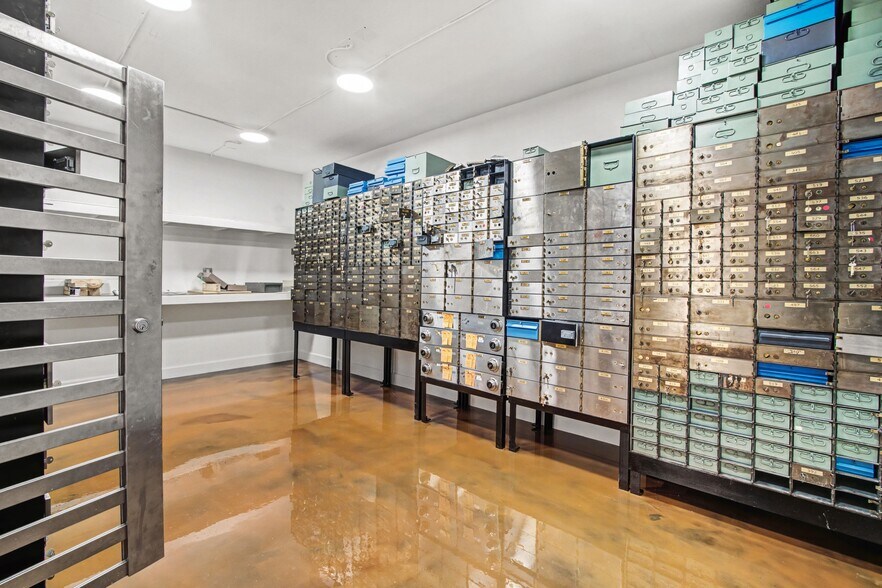 More Photos Of 4025 Radio Rd, Naples Showroom For Sale