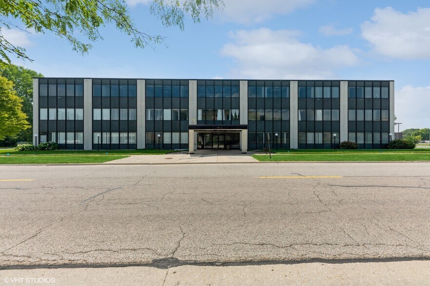 More Photos Of 600 Russel Ct, Woodstock Office For Lease