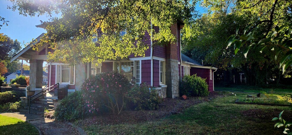 More Photos Of 303 W Trade St, Dallas Office For Sale