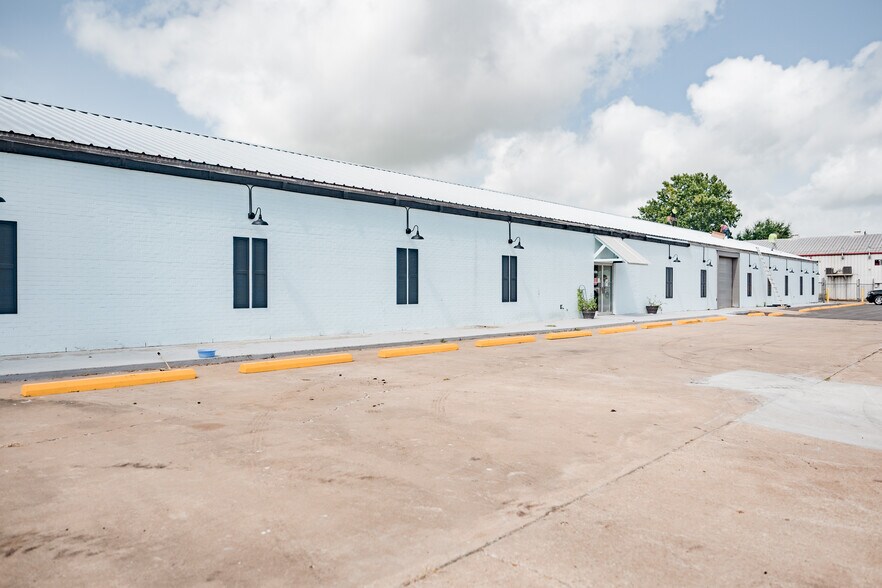 More Photos Of 2403 Washington St, Waller Flex For Lease