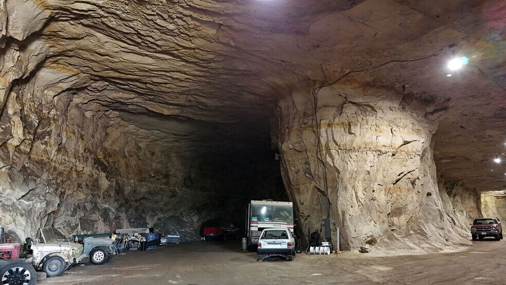 More Photos Of 20 Cave Industrial dr, Crystal City Industrial For Sale