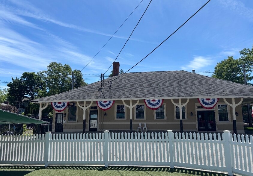 More Photos Of 3 Oak St, Beverly Restaurant For Sale