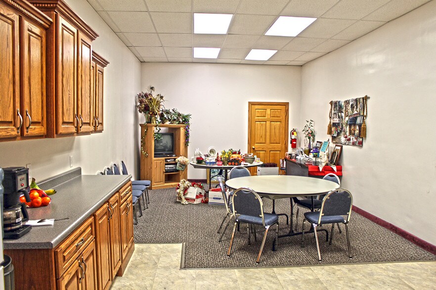 More Photos Of 512 Court St, Pekin General Retail For Sale