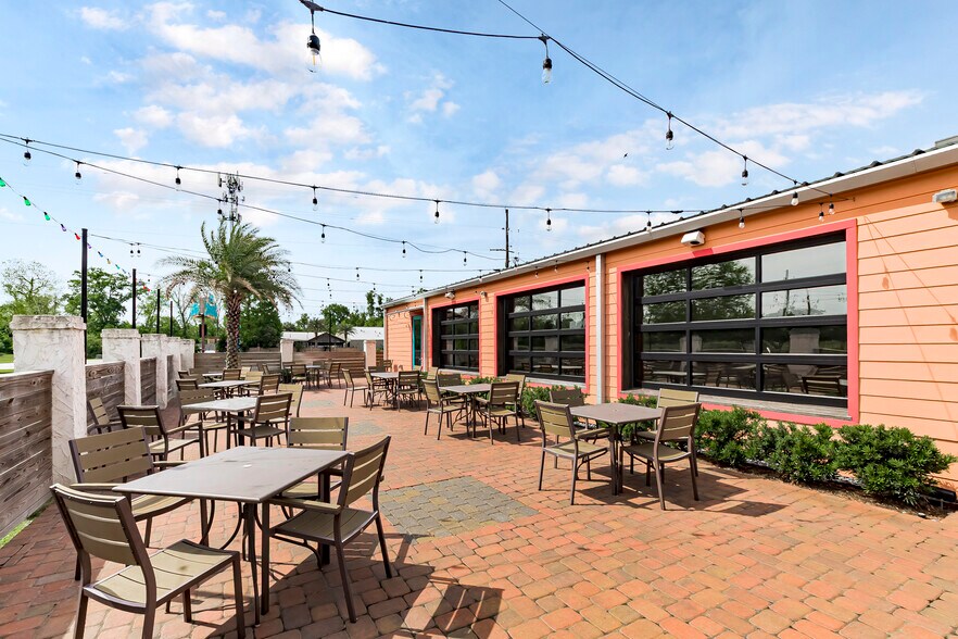 More Photos Of 1072 W Lee Dr, Baton Rouge General Retail For Lease