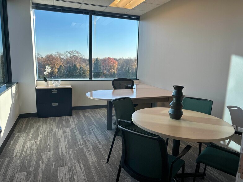 More Photos Of 450 E 96th St, Indianapolis Coworking Space