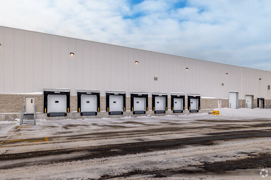 More Photos Of 3801-3825 Rue F.-X.-Tessier, Vaudreuil-dorion Distribution For Lease