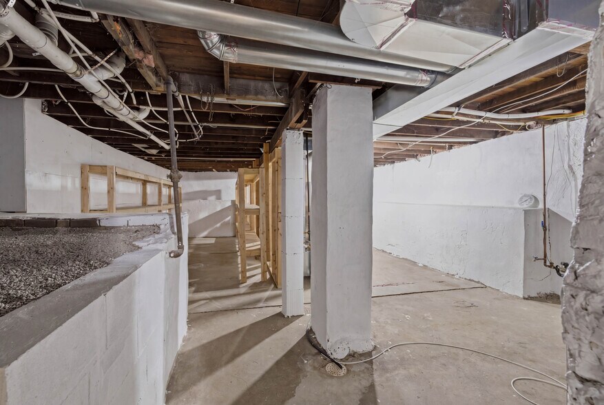 More Photos Of 307 E 23rd St S, Independence Office For Sale