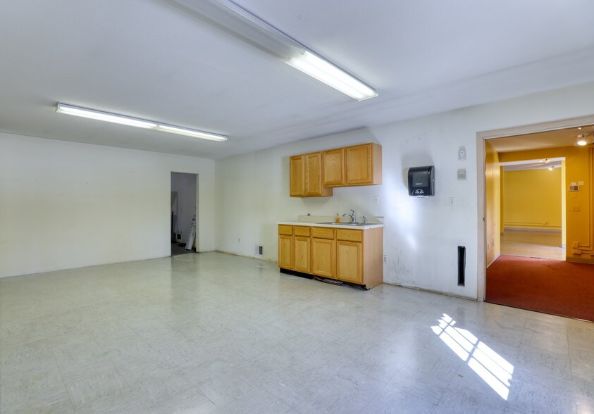 More Photos Of 908-914 Allen St, Springfield Storefront Retail Office For Sale