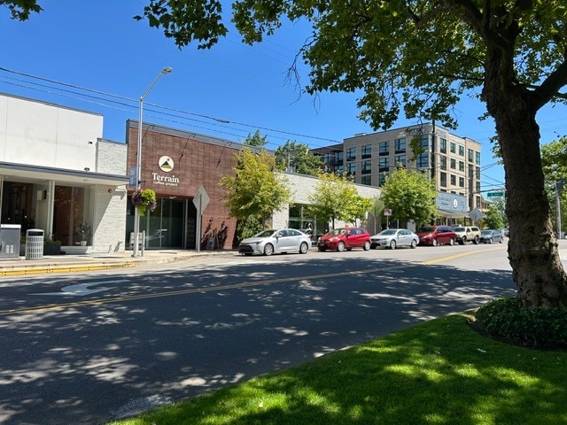 More Photos Of 1001-1005 Broadway St, Vancouver Freestanding For Lease