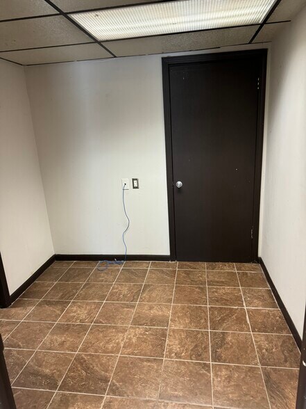 More Photos Of 100 E 1st St, Grove Self Storage For Sale