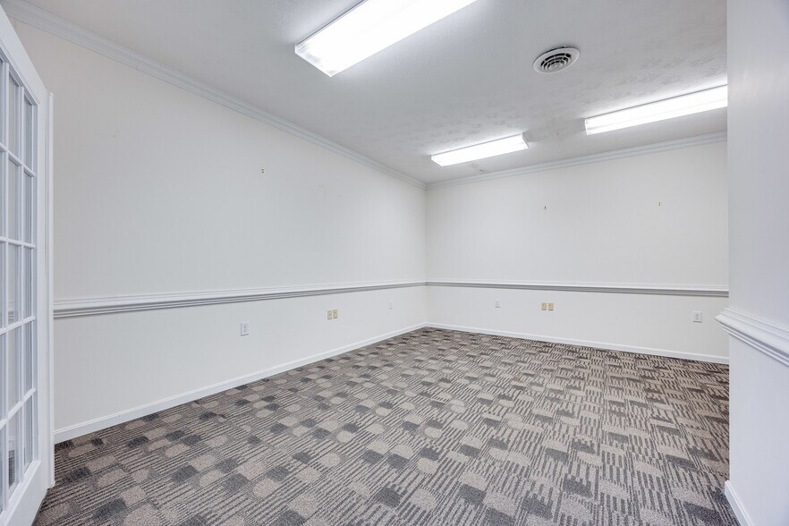 More Photos Of 30 E Main St, Luray Office For Sale