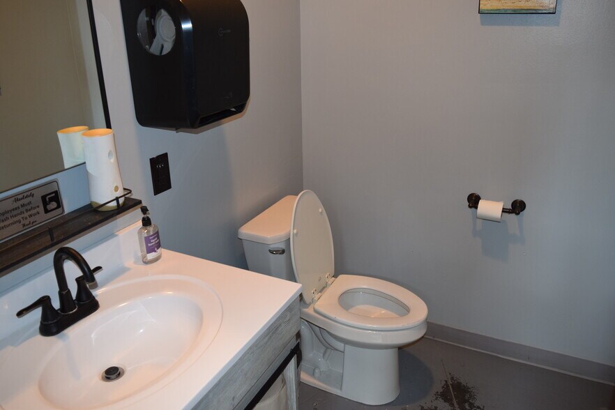 More Photos Of 26192 NE Neosho Rd, Garnett Restaurant For Lease