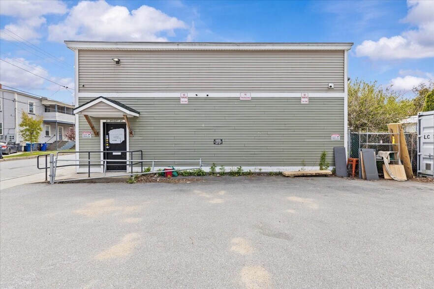 More Photos Of 21 Bright St, Burlington Freestanding For Sale