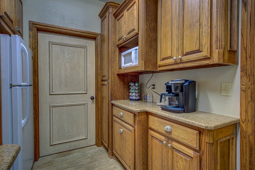 More Photos Of 2830 NW 32nd St, Newcastle Office For Sale