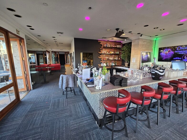 More Photos Of 125 E Tahquitz Canyon Way, Palm Springs Storefront For Lease