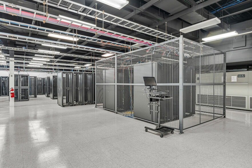 More Photos Of 400 SE Jefferson St, Topeka Flex For Sale