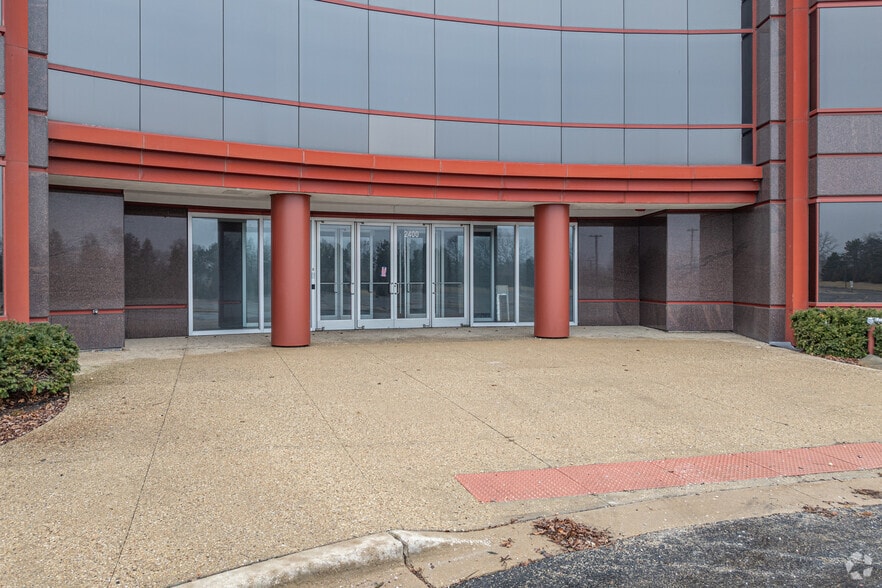 More Photos Of 2400 Cabot Dr, Lisle Office For Sale