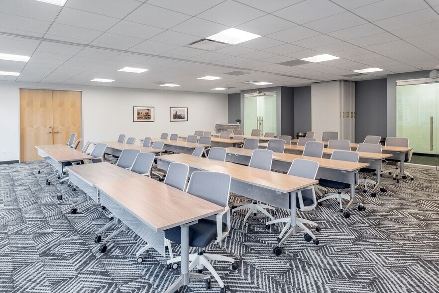 More Photos Of 550 W Van Buren St, Chicago Office For Lease