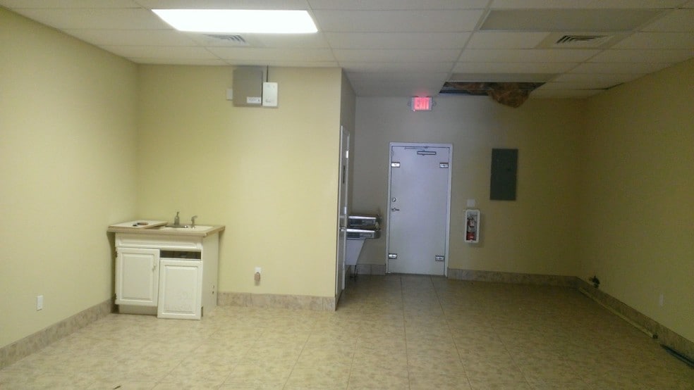 More Photos Of 1232 N Tamiami Trl, North Fort Myers Unknown For Lease