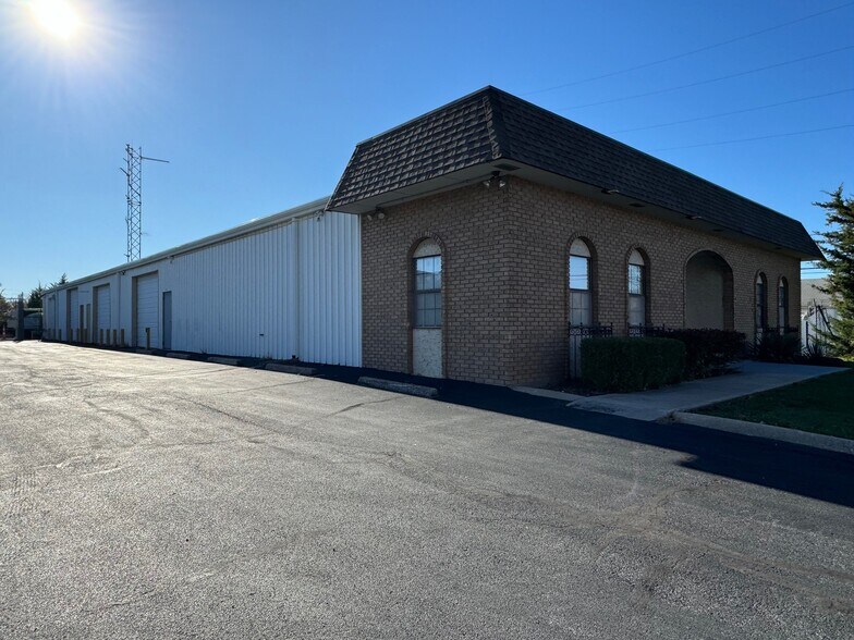 More Photos Of 1529 E Spruce St, Olathe Warehouse For Lease